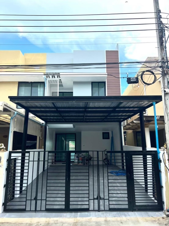 ขายถูก ทาวน์เฮ้า2 ชั้น (Renovateใหม่) เส้นลาดกระบัง-สุวรรณภูมิราคาขายเพียง 2.29 ล้าน พื้นที่ 25ตร.ว 125 ตร.ม แปลงริม3ห้องนอน 3 ห้องน้ำ 1 ครัว 1 โถงรับแขก 2 จอด****จองวันนี้รับทันที ของแถม 8 รายการ- ฟรีค่าธรรมเนียมโอนกรรมสิทธิ์- ฟรีค่าจดจำนองธนาคาร- ฟรีค่ายื่นสินเชื่อธนาคาร- ฟรีค่าประเมินธนาคาร- ปูกระเบื้องโรงจอดรถ- หลังคาโรงจอดรถ- หลังคาหลังบ้าน- เคาเตอร์ครัว*****สถานที่ใกล้เคียง- ส�