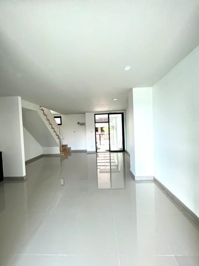 ขายถูก ทาวน์เฮ้า2 ชั้น (Renovateใหม่) เส้นลาดกระบัง-สุวรรณภูมิ