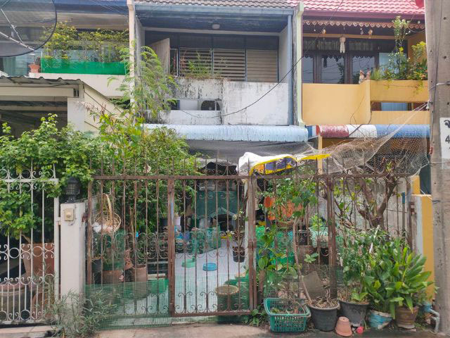 ขายทาวน์เฮ้าส์ 2 ชั้น ราคาต่ำกว่าตลาด หมู่บ้านปรางค์ทิพย์ ตั้งอยู่ในซอยลาดพร้าว 95 ติด สถานีมหาดไทยราคา 2.79 ล้านบาท รวมค่าใช้จ่าย ณ วันโอนกรรมสิทธิ์ทุกอย่างขนาด 16 ตรว. พื้นที่ใช้สอย 120 ตรม. หน้ากว้างประมาณ 3.8 เมตร- 2 ห้องนอน- 1 ห้องน้ำ- 1 ห้องครัว- จอดรถเก๋ง Sedan ได้ 1 คัน รายละเอียด• เป็นโครงการเก่าไม่มีค่าส่วนกลาง• หน้าบ้านหันไปทางทิศตะวันออก• สภาพบ้านทรุดโทรมมากต้อง 