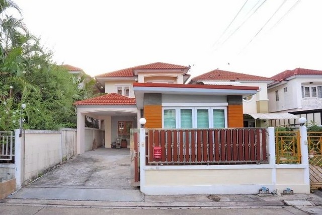 ขาย บ้านเดี่ยว 2 ชั้น หมู่บ้านสินสุขเพลส พระราม 7 ทำเลดีห่างจากถนนใหญ่เพียง 100 เมตรที่ตั้ง:หมู่บ้านสินสุขเพลส พระราม 7 พิบูลสงคราม วงศ์สว่าง บางซื่อ กรุงเทพฯ 10800เนื้อที่ 45 ตารางวา พื้นที่ใช้สอย 120 ตารางเมตร3 ห้องนอน, 2 ห้องน้ำ, 1 ห้องครัวใน, 1 ห้องรับแขก, 1 ห้องอเนกประสงค์ และ 2 ที่จอดรถ และส่วนต่อเติมด้านหน้าชั้นล่างใกล้ที่จอดรถอีก 1 ห้องสถานที่ใกล้เคียง-มหาวิทยาลัยเท