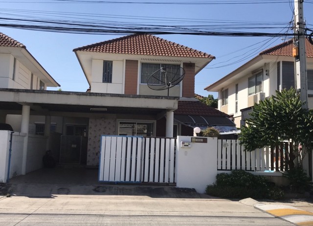 ขายบ้านแฝด 3.3 ล้านบาท  ม. แฟมิลี่ซิตี้ หลังอมตะนคร  นาป่า ชลบุรี บ้านเลขที่  88/6   ม.12 ต. นาป่า อ. เมือง จ. ชลบุรี 200003 ห้องนอน 2 ห้องน้ำ 1 ห้องโถง 1 ห้องครัว 1 ห้องเก็บของจอดรถได้ 2 คันเนื้อที่  40.5 ตร.ว.   ติดถนนใหญ่ของหมู่บ้าน ทำเลขายของได้ดี  ใกล้ 7/11 ในหมู่บ้าน  ศูนย์การค้าใกล้บ้าน : โรบินสัน , Homepro , ไทวัสดุ , JAS , โลตัส เข้า - ออก มอเตอร์เวย์ กรุงเทพ - ชลบุรี  ใกล้นิคม อมตะนครแอร์ 1 เครื่อง   ตู