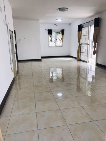 ขายบ้านแฝด 3.3 ล้านบาท  ม. แฟมิลี่ซิตี้ หลังอมตะนคร  นาป่า ชลบุรี