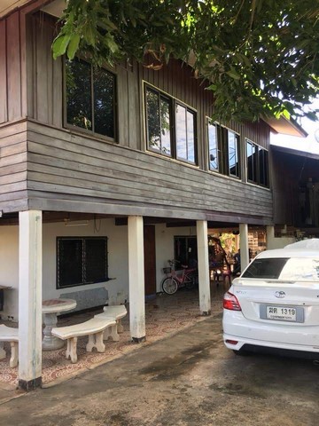 บ้านที่อยู่อาศัย เจ้าของขายเอง เนื้อที่ 137 ตารางวา สงบ ร่มเย็น อากาศสดชื่น อยู่ใจกลางเมืองน่าน อยู่เยื้องโรงแรม น่านบูติค  ห่างโรงพยาบาลน่านประมาณ 3 กิโลเมตร ห่างจากตลาดสดเพียง 600 เมตร  จอดรถได้ 3-4 คัน  3 ห้องนอน 2 ห้องน้ำ มีห้องรับแขกด้านล่างอีก 1 ห้อง  ราคา  8,500,000 บาท ขายเนื่องจากจะย้ายมาอยู่กับลูกที่ จ.นนท์บ้านเลขที่ 3/1 ถนนข้าหลวง ต.ในเวียง อ.เมืองจ.น่าน 55000 เบอร์โทรแม