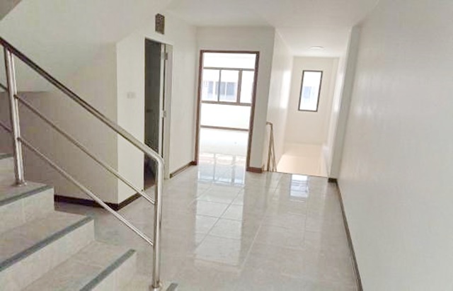 ประตูท่าแพ ประตูช้างเผือก 2.3 กม. ให้เช่าอาคารพาณิชย์ 3 ชั้น 22 ตร.วา  4นอน 3น้ำ ห้วยแก้ว โรงพยาบาลเชียงใหม่ ราม