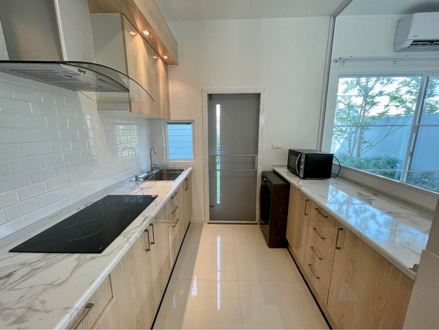 ให้เช่าทาวน์โฮม 2 ชั้น สไตล์โมเดิร์น 3 ห้องนอน อินดี้ บางนา - รามคําแหง 2 มีสวนหลังบ้านเล็กๆ ติดกับเพื่อนบ้านด้านหลัง ใกล้เมกะบางนา