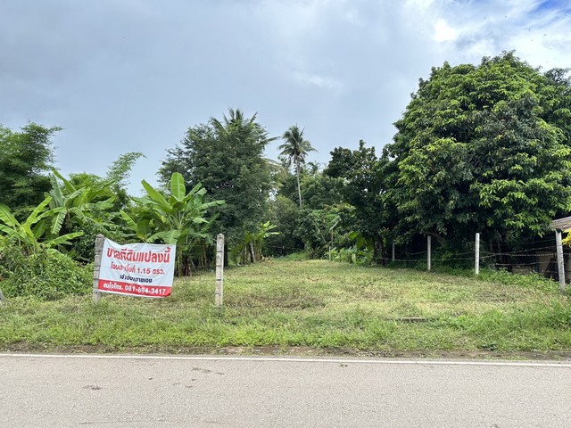 ขายด่วน ที่ดินก่อนขึ้นวัดเวียงกาหลง ต. เวียงกาหลง อ.เวียงป่าเป้า จ.เชียงราย เนื้อที่ 1 งาน 15 ตารางวาเอกสารสิทธิ์เป็นโฉนดครุฑแดง โอนได้เลย สามารถเปิด เป็นร้านสังฆภัณฑ์ได้หรือจะทำร้านกาแฟเล็กๆน่ารักๆ หรือจะขายของชำก็ได้ดีทีเดียว ราคา 390,000 บาทสนใจโทรติดต่อสอบถามรายละเอียดเพิ่มเติมได้ที่เบอร์ 081-8843417 LINE ไอดี Aoytaykoko  เจ้าของขายเองไม่ผ่านนายหน้า