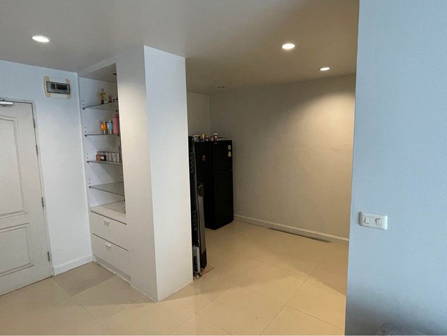 ขาย คอนโดเดอะนิช ลาดพร้าว 48 เฟส2เนื้อที่ 45 ตร.ม. ชั้น 4 ห้องมุม 1 ห้องนอน  1 รับแขก 1 ชุดครัวสำเร็จรูปพร้อมเฟอร์ แอร์ 2, โซฟา, ชั้นวางทีวีติดผนัง ทั้งห้องรับแขก และในห้องนอน, โต๊ะทำงาน, ตู้เสื้อผ้า, เตียง 5 ฟุต ทำเลดี สะดวกเดินทาง (ด้านหลังคอนโดมีทางเดินออก ถ.ลาดพร้าวได้ ประมาณ 200 เมตร)  จากปากซอยใกล้สถานีรถไฟฟ้า YL โชคชัย 4  700 เมตร  จากปากซอยใกล้สถานีรถไฟฟ้า YL ภาวนา 600 เมตร ใกล้ 