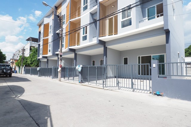 รหัส# TO619 ขายทาวน์โฮม Modern loft 3 ชั้น สร้างใหม่หลังมุม 27 ตรว. 3 ห้องนอน ล้ำเลิศ ทาวน์โฮม เฉลิมพระเกียรติ ร.9 ซอย 14 ทาวน์โฮมมือหนึ่ง กู้เต็ม ฟรีโอน  *** ราคาขาย 4.5 ล้าน ( ฟรีโอน กู้เต็ม) รหัสทรัพย์ # TO619ติดต่อ:: ฐิติพรรณ (ตุ่น) โทร/ID Line:: 0942823961Line:: https://line.me/ti/p/3xFA1An8Kcรหัส# TO619 ขายทาวน์โฮม Modern loft 3 ชั้น สร้างใหม่หลังมุม 27 ตรว. 3 ห้องนอน ล้ำเลิศ ทาวน์โฮม เฉลิมพระเกียรติ ร.9 ซอย 14 ทาวน์โฮมมือหนึ่ง กู้เต็ม ฟรีโอน  *** 