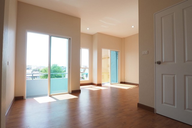 ขายทาวน์โฮม Modern loft 3 ชั้น สร้างใหม่หลังมุม 27 ตรว. 3 ห้องนอน เฉลิมพระเกียรติ ร.9 ซอย 14 ทาวน์โฮมมือหนึ่ง กู้เต็ม ฟรีโอน