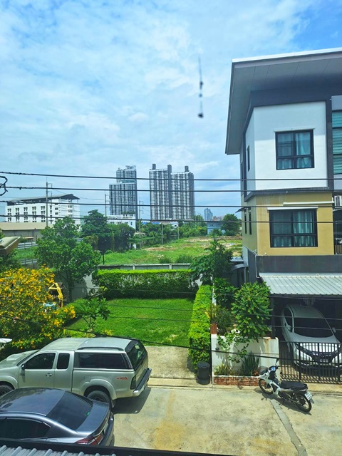 BTSสำโรง สุขุมวิท111-115 อิมพีเรียลเวิลด์ ศรีด่าน 3.5ชั้น 19ตรว. 3นอน 3น้ำ 2จอดรถ 2A/C 4.39 ล้านบาท   24,999B-M Imperium World Sridan 24,999B-M  BTS Samrong Sukhumvit111-115 For sale-rent Townhome 3.5story house convenient travel 2A/C 20sq.wa 3bed 3bath 2parking spaces. 4.39 Million Baht ศรีด่านถ.สุขุมวิท 111-115 ต.สำโรงเหนือ อ.เมืองสมุทรปราการ จ.สมุทรปราการVDOhttps://youtube.com/shorts/5V1h5OQKVPU3 ห้องนอน3 ห้องน้ำ2 จอดรถ2 แอร์ A/C1 ตู้เย็นสถานที่ใกล้เคียงBTS สำโรง ( 2 กม.)MRT  สถานีศรีแบริ่ง ( 2.5 กม.)โรงเรียน - เทพศิรินทร์ สมุทรปราการ ( 1 กม. )โรง