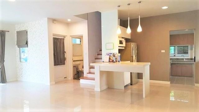 KH0256  ขายบ้านเดี่ยว 2 ชั้น โครงการ มัณฑนาแจ้งวัฒนะ-ราชพฤกษ์ บ้านปรับปรุงใหม่แล้ว ใกล้ เซ็นทรัลแจ้งวัฒนะ เดินทางสะดวกใกล้ทางด่วน บ้านหันหน้าทิศใต้เนื้อที่ 63 ตารางวา พื้นที่ใช้สอย 220 ตารางเมตร (ต่อเติมเพิ่มด้านข้างบ้าน) จำนวน 2 ชั้น 5นอน 5น้ำ 1ห้องคนใช้ จอดรถ 2 คัน  บ้านหันหน้าทิศใต้*** ราคา 7,700,000 บาท ***- ชั้นที่ 1 >> ห้องแม่บ้าน พร้อมห้องน้ำด้านข้างนอกตัวบ้าน /ภายในตัวบ้านชั�