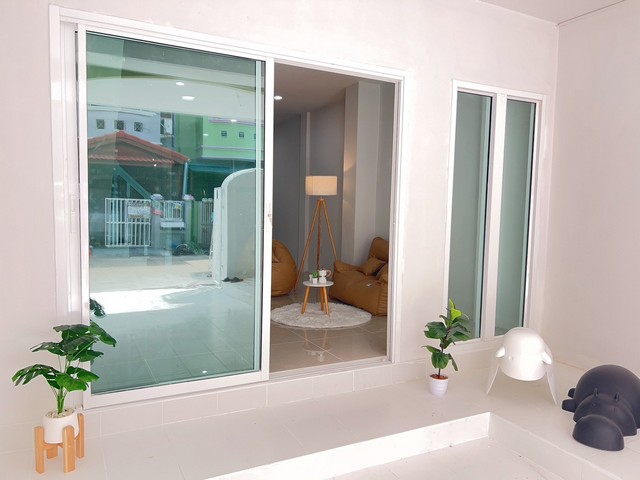 รีโนเวทใหม่ พร้อมหิ้วกระเป๋าเข้าอยู่ ทาวน์เฮ้าส์2 ชั้น บ้านศิริวรรณชวนชม ไทรน้อย