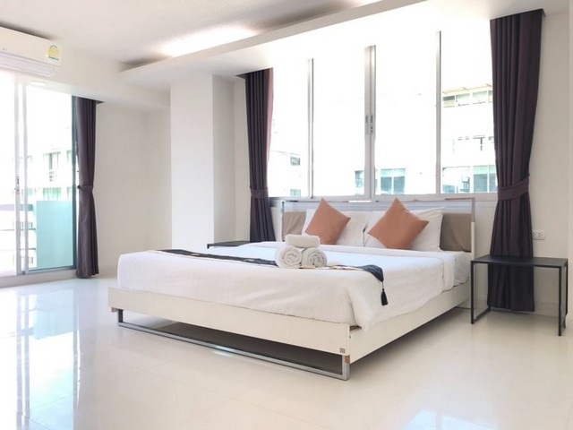 The Waterford Sukhumvit 50, spacious, private, 7th floor, BTS On Nut.***Service for selling/renting houses, condos and giving advice. If interested, contact at any time***Interested in additional details or pictures or making an appointment to see the room?You can contact Ekachai (Aui).T. 089-799-5598Line ID: @auiauiaui001 (add @ in front)-------------------------------------------------- ------------Room type: 2 bedrooms, 3 bathroomsSize 120 sq m., 7th floor, Building 2Clean room, beautifully decorated, ready to move in.details-------------------------------------------------- ------------Rental price: 32,000 baht per month-------------------------------------------------- ------------* furniture- wardrobe- Built-in kitchen- Bed with mattress- Sofa-------------------------------------------------- ------------*Facilities worth using– Lobby- swimming pool– Fitness– Relaxation garden-------------------------------------------------- ------------*Nearby important places (Based on i