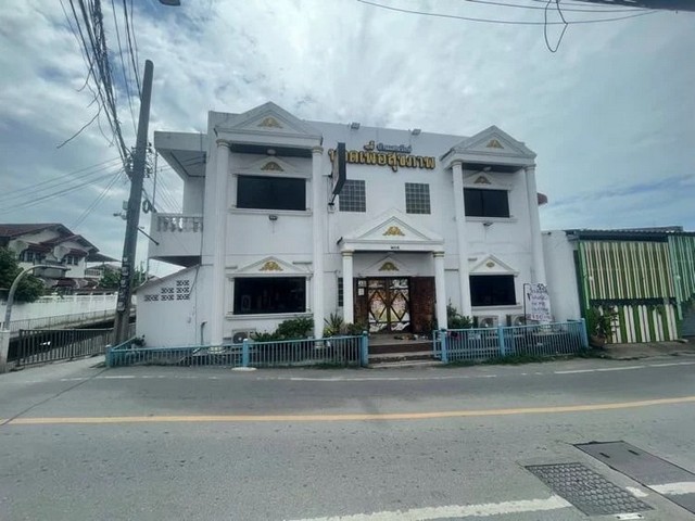 ขายบ้านพร้อมธุรกิจร้านนวดร้านอาหารและร้านล้างรถหยอดเหรียญอยู่เพชรเกษม 110 ใกล้มหาวิทยาลัยธนบุรีเนื้อที่101ตารางวาร้านนวดมี 5 ห้องห้องน้ำ 4 ห้องครัว 1มีที่จอดรถ2คันอยู่เพชรเกษม110ใกล้มหาลัยธนบุรีและมหาวิทยาลัยครูราคา 10,000,000 บาทสนใจสอบถามเพิ่มเติมโทร 081-7778825(คุณก๊อก)ที่ตั้ง:เพชรเกษม 110 แขวงหนองค้างพลู เขตหนองแขม กรุงเทพมหานคร