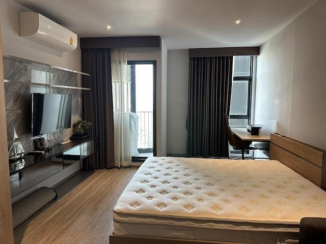 Rhythm Ekamai is private, clean, peaceful, 15th floor, BTS Ekamai.***Service for selling/renting houses, condos and giving advice. If interested, contact at any time***Interested in additional details or pictures or making an appointment to see the room?Contact Ekachai (Aui)T. 089-799-5598Line ID: @auiauiaui001 (add @ in front)Room type: 1 bedroom, 1 bathroomSize 30 sq m., 15th floorNew, clean room, beautifully decorated, ready to move in.details-------------------------------------------------- ------------Rental price: 19,000 baht/month-------------------------------------------------- ------------* Complete electrical appliances- Air conditioning- fridge- TV- washing machine-------------------------------------------------- ------------*Facilities worth using- Onyx atrium- Infinity edge pool- Steam room- Sauna room- Roof top garden-------------------------------------------------- ------------*Nearby important places (Based on information from Google Map)- BTS Ekkamai 350 meters- Ga