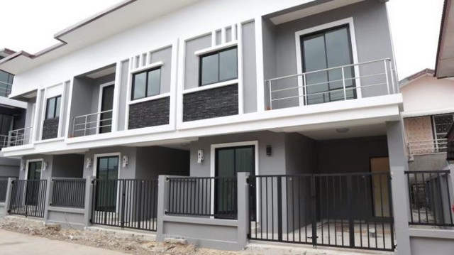 ขาย ทาวโฮมส์ 2 ชั้น พร้อมอยู่ ย่านหนองแขม-สายสี่ 3 ห้องนอน 2 ห้องน้ำ  บ้านหน้ากว้าง 6 เมตรที่ตั้ง : ถ.เฉลิมพระเกียรติ ต.สวนหลวง อ.กระทุ่มแบน จ.สมุทรสาครพื้นที่ใช้สอย: 144 ตารางเมตรขนาดที่ดิน: 20.4 ตารางวาจุดเด่นโครงการ1. โครงคอนกรีตเสริมเหล็ก สามารถต่อเติมได้เพราะไม่ได้ใช้ผนังรับแรงระบบ Precast ผนังก่ออิฐมวลเบากันร้อน และฉาบปูนมั่นใจในความแข็งแรงคงทน สามารถเจาะ ทุบผนัง