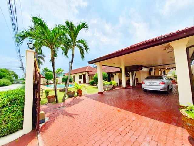 อีสเทิร์นสตาร์กอล์ฟ ถ.พลา อ.บ้านฉาง ให้เช่า 29,999B-M 155ตรว.3นอน 4น้ำ แอร์ 3ตัว จอดรถได้หลายคัน ROYAL ENGLISH พูลวิลล่า 1ชั้น เฟอร์ครบ ประตูรั้วอัตโนมัติ  พร้อมอยู่  in Phla Road Ban Chang for rent 29,999B-M 155sq.wa 3bed 4bath 3A/C parking for many cars. Eastern Star Golf ROYAL ENGLISH Pool Villa fully fu automatic gate ready to move ถ. เทศบาล ถ.พลาตำบลบ้านฉาง อำเภอบ้านฉาง ระยอง 211303 ห้องนอน4 ห้องน้ำ1 ห้องรับแขก1 ห้องทำงาน1 สระว่ายน้ำ3 แอร์จอดรถได้หลายคันสถานที่ใกล้เคียงROYAL ENGLISH PROGRAMME SCHOOLโรงเรีย