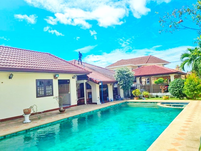 ROYAL ENGLISH พูลวิลล่า 1ชั้น อีสเทิร์นสตาร์กอล์ฟ ถ.พลา อ.บ้านฉาง ให้เช่า 29,998B-M 156ตรว. 3นอน 4น้ำ แอร์ 3A/C จอดรถได้หลายคัน  เฟอร์ครบ ประตูรั้วอัตโนมัติ  พร้อมอยู่  Eastern Star Golf ROYAL ENGLISH Pool Villa in Phla Road Ban Chang for rent 29,998B-M 156 sq.wa 3bed 4bath 3A/C parking for many cars. fully fu automatic gate ready to move ถ. เทศบาล ถ.พลาตำบลบ้านฉาง อำเภอบ้านฉาง ระยอง 211303 ห้องนอน4 ห้องน้ำ1 ห้องรับแขก1 ห้องทำงาน1 สระว่ายน้ำ3 แอร์จอดรถได้หลายคันสถานที่ใกล้เคียงROYAL ENGLISH PROGRAMME SCHOOLโรงเรียน