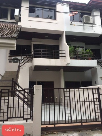 ขายทาวน์โฮม3ชั้นย่านลาซาลซอยสุขุมวิท105บางนา ใกล้BTSแบริ่ง BTSศรีลาซาล ร.ร.บางกอกพัฒนาอินเตอร์
