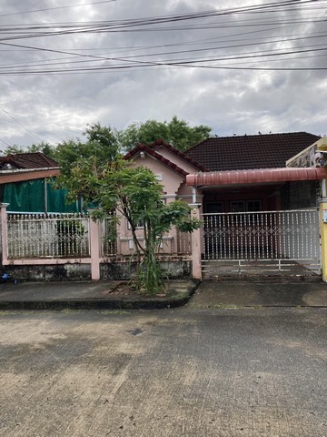 ขายด่วน บ้านเเฝด หมู่บ้านภูเก็ตวิลล่า3บ้านแฝด เนื้อที่ 36.4 ตารางวา2 ห้องนอน 1 ห้องน้ำ1 ห้องครัว1 ห้องโถ่งใหญ่ มีบริเวณบ้าน แอร์2ตัว จอดรถในบ้านได้1คัน หน้าบ้านอีก1คัน ถนนหน้าบ้านกว้าง12 ม. อยู่ไกล้โลตัสเจ้าฟ้า5นาที ห้างโกรเชอรี่ สาขาเจ้าฟ้า5นาที โรบินสัน สาขาฉลอง 5นาที ไกล้โรงพยาบาลดีบุก 5นาทีราคาขาย 2,850,000 บาทค่าโอนภาษีคนละครึ่งสนใจติดต่อ 064-3978265 เล็กที่ตั้ง หมู่บ้าน