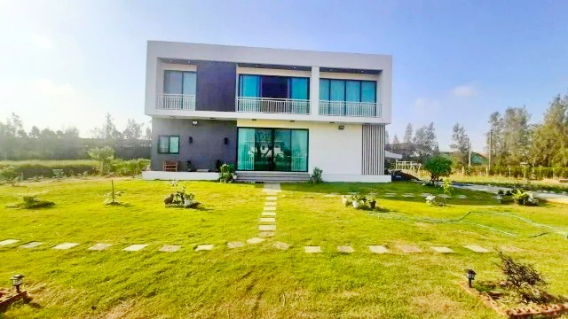 ขาย-เช่า ด่วน บ้านเดี่ยว 2 ชั้น มหาวิทยาลัยหัวเฉียว เฟอร์ครบ พร้อมอยู่ พื้นที่กว้าง ติดสนามกอล์ฟ ริมน้ำ เช่า 79,999B-M 398 ตรว. 3นอน 3น้ำ 2แอร์ 15 ล้านบาท Huachiew University Urgent sale-rent 2-story house fully fur ready to move wide area next to Golf Club waterfront 79,999B-M. 398sq.wa 3bed 3bath. 2A/C 15 Million Bahtถนน ศรีวารีน้อย BangChalong Bang Phli District Samut Prakan 10540 Thailandถนนบางนา ตราด กม.18 ตำบล บางพลีใหญ่ อำเภอบางพลี สมุทรปราการ 10540เฟอร์นิเจอร์ เครื่องใช้ไฟฟ้าครบ3 ห้องนอน3 ห้องน้ำ1 ห้องรับแขก1 ทำง