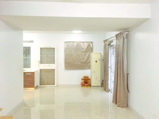 กาญจนาภิเษก เฟอร์ภายในบ้าน เซ็นทรัล พระราม2 5กม. โลตัส พระราม2 รพ.นครธน 20ตรว. ให้เช่า  3นอน 2น้ำ  3แอร์2จอดรถ