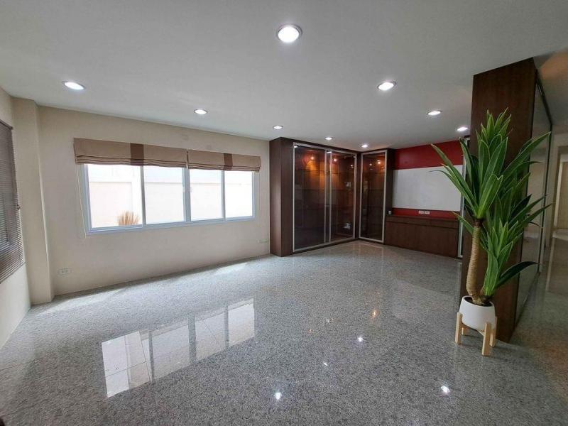 ให้เช่าบ้านเดี่ยว 2 ชั้น หมู่บ้านศรีนคร ซอยอุเทน 25 ถนนนวมินทร์