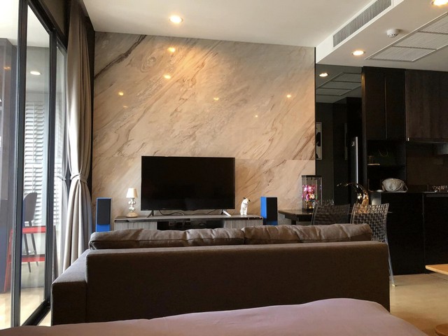 Ashton Chula Silom, safe, convenient, peaceful, 35th floor, MRT Sam Yan.***Service for selling/renting houses, condos and giving advice. If interested, contact at any time***Interested in additional details or pictures or making an appointment to see the room?Contact Ekachai (Aui)T. 089-799-5598Line ID: @auiauiaui001 (add @ in front) (Agent Post)-------------------------------------------------- ------------Room type: 1 bedroom, 1 bathroomSize 34.5 sq m., 35th floorClean room, beautifully decorated, ready to move in.details-------------------------------------------------- ------------Rental price: 32,000 baht per month-------------------------------------------------- ------------* Complete electrical appliances- Air conditioning- fridge- TV- washing machine-------------------------------------------------- ------------*Nearby important places (Based on information from Google Map)- MRT Samyan- Siam Paragon 2.4 km.- Siam Center 2.5 km.- Central Silom 1.5 km.- Silom Complex 1.5 km.- Lu