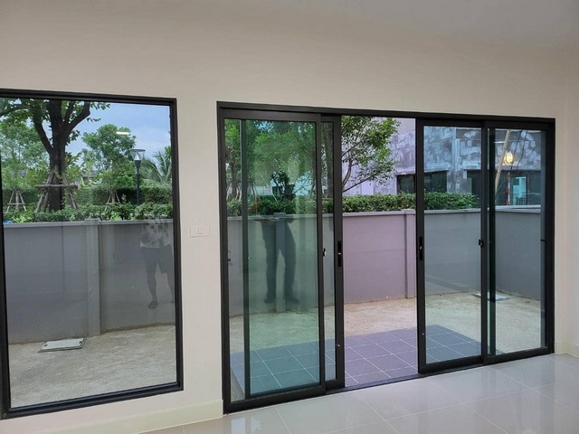 ให้เช่าบ้าน 3 ชั้นสไตล์วิวล่าหรู  บ้านกลางเมือง รามอินทรา 83 สเตชั่น วิวสวนทั้งข้างหลังข้างหน้า