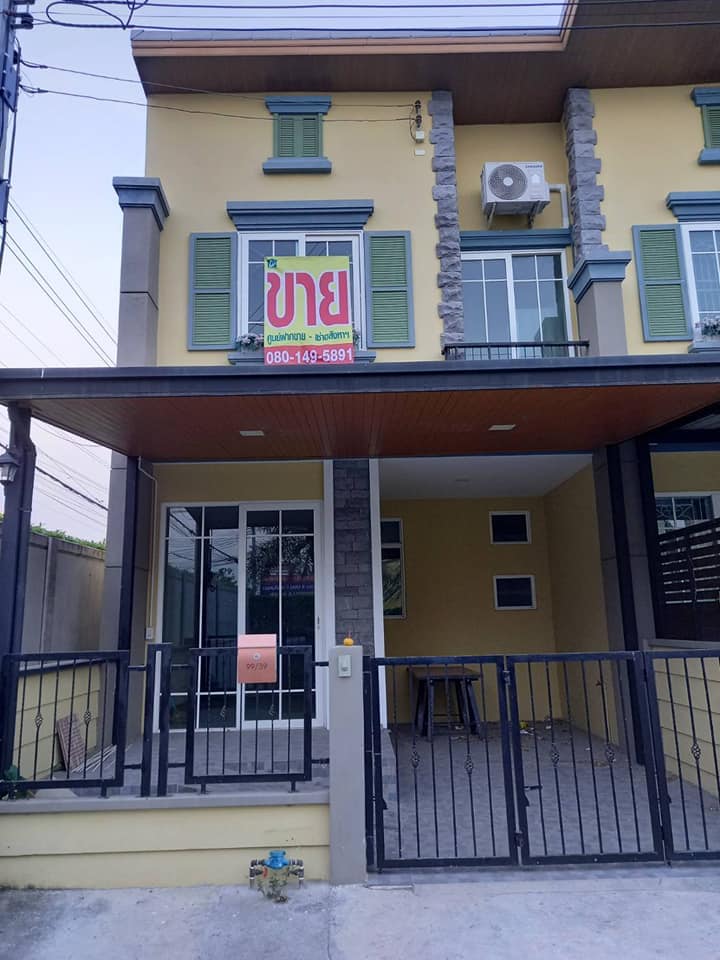 #มบ.โกลเด้นทาวน์3(สุขสวัสดิ์-พุทธบูชา) ขายพร้อมผู้เช่า แปลงมุมใกล้ป้อมยามทำเลดี สงบ สะดวก ทำหลังคาXTRA SPEC #พิเศษกว่าให้มาตรฐานวัสดุเทียบเท่าบ้านเดี่ยว เน้นคุณภาพและดีไซน์ที่ลงตัว อาทิ ประตูหหน้าบ้านต่อเติมครัวหลังบ้านเรียบร้อย ราคา3,200,000 บาท Eน้าต่าง UPVC พร้อมโคมไฟ Downlight ทั้งหลัง ฝ้าเพดานชั้น 2 สูงเกือบ 3 เมตร ทำให้โปร่งสบาย อากาศถ่ายเทสะดวกช่องทางติดต่อ ????: Mee Property By nui ---