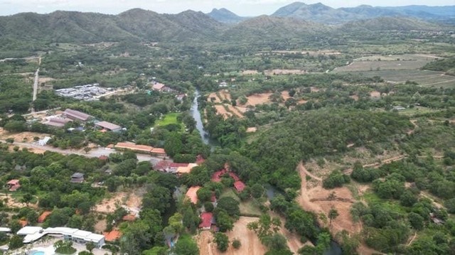 ขายที่ดินติดแม่น้ำเพชรบุรี 50 ไร่ วิวแม่น้ำและวิวภูเขา 360 องศา ตำบลแก่งกระจาน อำเภอแก่งกระจาน จังหวัดเพชรบุรี ขายที่ดินติดแม่น้ำเพชรบุรี 50 ไร่ หน้าน้ำยาว 200 เมตร ทางเข้าติดถนนลาดยาง วิวภูเขา 360 องศา สวยงามเห็นเขื่อนแก่งกระจาน ขายพร้อมสวนและร้านกาแฟในราคา ไร่ละ 750,000 บาทที่ดินตั้งอยู่ ตำบลแก่งกระจาน อำเภอแก่งกระจาน จังหวัดเพชรบุรี สนใจติดต่อสอบถามรายละเอียด