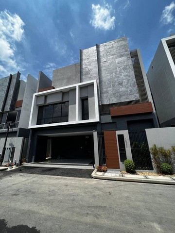 WAN384ให้เช่าบ้านเดี่ยว3ชั้น  Bugaan Krungthep KreethaBugaan  ใกล้นานาชาติ Brighton and Wellington หลังบ้านติดสวนเชื่อม Club house