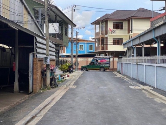 ขายโกดังพร้อมที่พักอาศัย ประชาอุทิศอุทิศ 69 ทำเลดี ทำเลทอง เดินทางสะดวก เหมาะแก่การอยู่อาศัยหรือลงทุนเพื่อธุรกิจก็ดี ราคา 13,590,000 บาทขนาด 214 ตารางวาพื้นที่ใช้สอยเกือบ 900 ตารางเมตรมี 6 หัองนอน 5 ห้องน้ำที่ตั้ง แขวงขางมด เขตทุ่งครุ่ กรุงเทพฯพิกัด https://maps.app.goo.gl/nXdnkCFPw4Nf6eLw9?g_st=il- เข้าออกได้หลายทางประชาอุทิศอุทิศ 69 และสุขสวัสดิ์ 64- รถไฟฟ้ามาถึงหน้าปากซอยสุขสวัสดิ์ 64 แล้ว- มีใบอนุ�