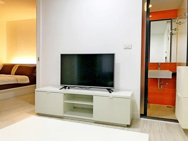 Me Style บางนา เป็นส่วนตัว ปลอดภัย สงบ ชั้น 6 ติดเซ็นทรัลบางนา***บริการรับฝากขาย/เช่าบ้าน  คอนโด และให้คำปรึกษา สนใจติดต่อได้ตลอดเวลา*** สนใจรายละเอียดเพิ่มเติมหรือรูปภาพหรือนัดชมห้องติดต่อ เอกชัย (Aui) T. 089-799-5598 Line ID:  @auiauiaui001  ( เติม @ ด้านหน้าด้วยนะครับ )แบบห้อง  1 ห้องนอน  1 ห้องน้ำขนาด 28 ตรม. ชั้น 6  ห้องสะอาด ตกแต่งสวยงาม พร้อมเข้าอยู่รายละเอียด--------------------------------------------------------------ราคาเช่า  :  7,500 บ