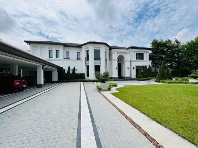 PB3314 ขายบ้านเดี่ยว โครงการ แสนสิริ พัฒนาการ แปลงใหญ่ใหญ่สุดในโครงการ บ้านใหม่ไม่เคยเข้าอยู่ บ้านหันทิศใต้ติดต่อ คุณบิว  081 252 3279 หรือ 061 619 8565ID line : 061 787 9691ราคาขาย 400 ล้านบาท ( ราคาต่อรองได้)เนื้อที่ 420 ตารางวา พื้นที่ใช้สอย 1,100 ตารางเมตร จำนวน 2 ชั้น 5 ห้องนอน 6 ห้องน้ำ 2 ห้องแม่บ้าน 1 ครัวไทย 1 ครัวฝรั่ง 1 ห้องซักล้าง ที่จอดในร่ม 6 คัน ลานหน้าบ้าน 5-6 คันพร้อมตกแต่งเฟอร์นิเจอร์แบรนด์ Chani