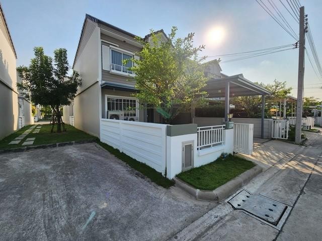 PB3307 ขายทาวน์โฮม 2 ชั้น โครงการเดอะ วิลเลจ บางนา-วงแหวนฯ 3 บ้านหลังมุมติดที่กลับรถ หน้าบ้านหันทางทิศเหนือติดต่อ คุณบิว 081 252 3279 หรือ 061 619 8565ID line : 061 787 9691*** ราคาขาย 5,200,000 บาท*** ราคาเช่า 30,000 บาท/เดือนทาวน์โฮม 2 ชั้น หลังมุม โครงการเดอะ วิลเลจ บางนา-วงแหวนฯ 3ที่ดิน 32.5 ตร.ว.พื้นที่ใช้สอย 135 ตร.ม.3 ห้องนอน2 ห้องน้ำ 1 ห้องเอนกประสงค์พร้อมซิงค์และเคาน์เตอร์ครัว ห้องซักล้าง พร้อมเฟอร์นิเจอร์จอ