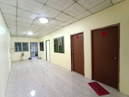 ขายทาวน์เฮาส์ชั้นเดียว หลังริม พื้นที่เยอะ ทำเลดี ติดถนนเส้นหลัก อยู่อาศัยพร้อมทำการค้าขายได้ พิกัดเครือสหพัฒน์__บ่อยาง ใกล้ตลาดเจริญทรัพย์