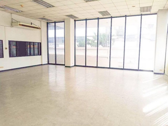 ให้เช่าสำนักงาน โชว์รูม 3 ชั้น รวมชั้นใต้ดิน พื้นที่กว่า 2000 ตรม. ถนนบางนา-ตราด กม 5 ใกล้ Index บางนา