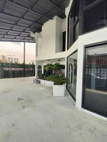 PDD02 ให้เช่าโฮมออฟฟิศ 2 ชั้น 360 ตร.ม. ถนนสุทธิสาร ซอยลาดพร้าว 64 ลาดพร้าว ใกล้ MRT ลาดพร้าว71 สุทธิสาร ทำเลดีเหมาะทำธุรกิจราคาเช่า 150,000 บาท / เดือน ( สัญญาเช่า 3 ปี ประกัน 3 เดือน ล่วงหน้า 1 เดือน )ติดต่อ คุณช่อผกา 0616198565 LINE 0616198565เนื้อที่ 100 ตารางวา พื้นที่ใช้สอย 360 ตารางเมตร จำนวน 2 ชั้น 4 ห้องน้ำ จอดรถได้12คันพร้อมเครื่องปรับอากาศ 9 เครื่องที่ตั้ง ถนนสุทธิสาร ซอยลาดพร้าว 64 แขวงวังทองหลาง 