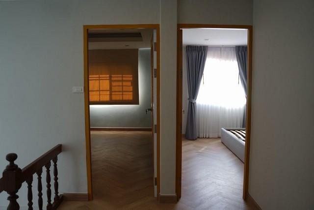 PDD02 ให้เช่า บ้านเดี่ยว 2 ชั้น ถนนประชาอุทิศ  เลียบด่วน ทาวน์อินทาวน์ เหม่งจ๋าย ตกแต่งพร้อมอยู่ ใกล้ รร.นานาชาติสิงคโปร์ รร.นานาชาติฝรั่งเศสราคาเช่า 40,000 บาท / เดือน (สัญญาขั้นต่ำ 2 ปี ประกัน 2 เดือน ล่วงหน้า 1 เดือน)ติดต่อ คุณช่อผกา 0616198565 LINE 0616198565ที่ตั้ง ถนนประชาอุทิศ แขวงวังทองหลาง เขตวังทองหลาง กรุงเทพเนื้อที่ 40 ตารางวา จำนวน 2 ชั้น 3 ห้องนอน 2 ห้องน้ำ 2ห้องเก็บของ ห้องครัว ห