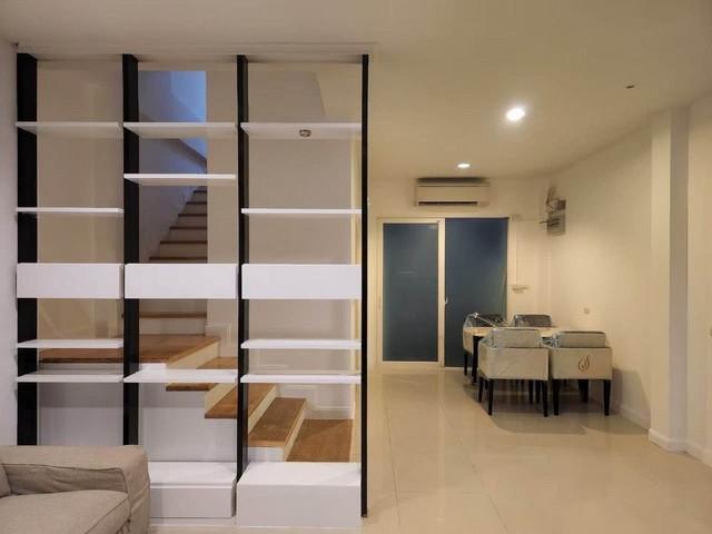 PPL13 ขาย ให้เช่า ทาวน์เฮ้าส์ 3 ชั้น หมู่บ้าน กลางเมือง ลาดพร้าว-เสนา 1 ซอยลาดปลาเค้า 12 หน้าบ้านหันทิศใต้ให้เช่า 25,000 บาท/เดือน สัญญา -1- ปี (เงินประกัน 2 เดือน + ล่วงหน้า 1 เดือน)ราคาขาย 6,500,000 บาท (คุยกันได้)ติดต่อ คุณช่อผกา 0616198565 LINE 0616198565ขายและให้เช่าทาวน์เฮ้าส์ 3 ชั้น หมู่บ้านกลางเมือง ลาดพร้าว-เสนา 1 ซอยลาดปลาเค้า 12 พร้อมอยู่- บ้านอยู่หัวมุม อยู่ต้นซอย สะดวกใกล้ถนน- พื้นที่ดิน 22 ตา