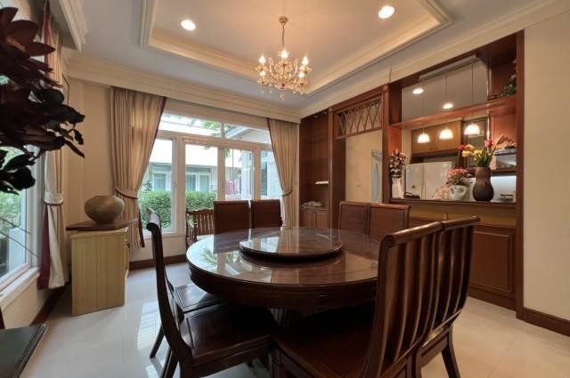 PT12 ขาย บ้านเดี่ยว 2 ชั้น หมู่บ้าน พัฒนาการ ซอยพัฒนาการ30 (หน้าหมู่บ้านปัญญา) เดินทางสะดวก หลังมุม 100 ตรว. เขตสวนหลวงราคาขาย 37,500,000 บาท.ติดต่อ คุณช่อผกา 0616198565 LINE 0616198565บ้านเดี่ยว 2 ชั้นหลังมุม หมู่บ้านพัฒนาการ ซอยพัฒนาการ30เนื้อที่ 100.5 ตรว.พื้นที่ ใช้สอย 450 ตรม.4 ห้องนอน 3 ห้องน้ำ2 ห้องครัว2 ห้องแม่บ้าน3 ที่จอดรถหมู่บ้านมีไม่กี่หลัง สงบ ร่มรื่น เดินทางสะดวกเดินทางเข้าสุขุมวิท เอก