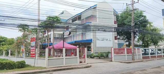 ขายอพาร์ทเม้นท์ 3ชั้น 39ห้อง รายได้1แสนกว่าติดถนน 314สิริโสธร อำเภอเมืองฉะเชิงเทราด้านท้ายเหลือพื้นที่ สามารถสร้างตึกเพิ่มได้พิกัด  : เลขที่151 ติดถนน314 สิริโสธร ตำบลโสธร อำเภอเมือง จังหวัดฉะเชิงเทราเนื้อที่ 1 ไร่ 1 งาน 85 ตารางวาเฟอร์นิเจอร์และเครื่องใช้ไฟฟ้า- ทุกห้องมีระเบียง ห้องน้ำ แอร์ ทีวี ตู้เย็น- เครื่องทำน้ำอุ่น โต็ะ ตู้ เตียง -  มีวงจรปิด ไวไฟ ประตูรีโมท มี