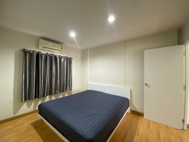 KFC ขาย-ให้เช่าทาวน์เฮาส์ 2 ชั้นMRTศรีนุช 800ม. มีเฟอร์ครบ เดินทางสะดวก 22ตรว. 3นอน 2น้ำ 2จอด 2แอร์  165 ตรม