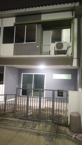 [A754]ให้เช่า 9k ทาวน์เฮ้าส์ The Trust Town เดอะทรัสต์ทาวน์ วงแหวนฯ-ลำลูกกา คลอง6  บึงคำพร้อย ลำลูกกา ทาวน์เฮ้าส์ 2 ชั้น หน้าบ้านกว้าง 5.65 เมตร จอดรถได้ 2คัน พื้นที่ใช้สอย 120 ตรม. 3 ห้องนอน 2 ห้องน้ำ 1 ห้องรับแขก  ตัวบ้านอยู่ใกล้กับบริเวณสวนสาธารณะของโครงการ เครื่องปรับอากาศ 2 ตัวสระว่ายน้ำ / ฟิตเนต / สวนหย่อมใกล้จุดขึ้น-ลงวงแหวนกาญจนาภิเษกฝั่งตะวันออก-ลำลูกกาเพียง 500 ม. สามารถเดินทา�