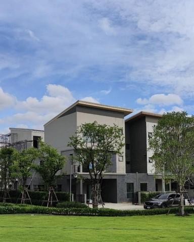 PB3323 ให้เช่าบ้านแฝด 3 ชั้น หมู่บ้าน กลางเมือง ซอยรามอินทรา 83 สเตชั่น สไตล์วิวล่าหรู ใกล้รถไฟฟ้าสายสีชมพู ติดต่อ คุณบิว 081 252 3279 หรือ 061 619 8565ID line : 061 787 9691ราคาเช่า 55,000 บาท/เดือน fully furnished (สัญญาเช่าขั้นต่ำ1ปี)รายละเอียด :บ้านแฝด วิลล่าหรู 3 ชั้น X-TRENDเนื้อที่ 45 ตารางวา, พื้นที่ใช้สอย 218 ตารางเมตรจำนวน 4 ห้องนอน, 4 ห้องน้ำ, ที่จอดรถ 3หลังใหญ่ เป็นส่วนตัวด้วยการมีผนังร่วมกับข้างบ้านแค่ชั้น 1 พ