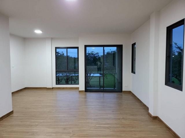 ให้เช่าบ้านแฝด 3 ชั้น หมู่บ้าน กลางเมือง ซอยรามอินทรา 83 สเตชั่น สไตล์วิวล่าหรู ใกล้รถไฟฟ้าสายสีชมพู