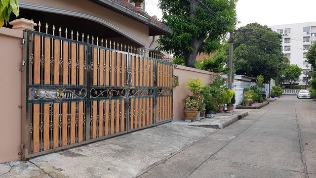 รหัส# TO648 ขายบ้านเดี่ยว 2 ชั้น 55 ตรว. ซอยประชาราชบำเพ็ญ10 ย่านรัชดา แหล่งไซน่าทาวน์ ภายในตกแต่งอย่างดี ด้วยไม้สักแท้ ใกล้ MRT ห้วยขวาง *** ราคาขาย 18 ล้านบาท ต่อรองได้ รหัสทรัพย์ # TO648ติดต่อ:: ฐิติพรรณ (ตุ่น) โทร/ID Line:: 0942823961 Line:: https://line.me/ti/p/3xFA1An8Kcรหัส# TO648 ขายบ้านเดี่ยว 2 ชั้น 55 ตรว. ซอยประชาราชบำเพ็ญ10 ย่านรัชดา แหล่งไซน่าทาวน์ ภายในตกแต่งอย่างดี ด้วยไม้สักแท้ ใกล้ MRT ห้วยขวาง *** ราคาขาย 18 ล้านบ