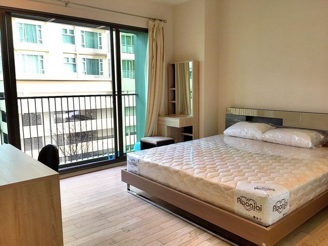 Noble Solo Thonglor, spacious, clean, safe, 6th floor, BTS Thonglor.***Service for selling/renting houses, condos and giving advice. If interested, contact at any time***Interested in additional details or pictures or making an appointment to see the room?Contact Ekachai (Aui)T. 089-799-5598Line ID: @auiauiaui001 (add @ in front)Room type: 1 bedroom, 1 bathroomSize 53 sq m., 6th floorClean room, beautifully decorated, ready to move in.details-------------------------------------------------- ------------Rental price: 25,000 baht/month-------------------------------------------------- ------------* Complete electrical appliances- Air conditioning- fridge- TV- washing machine-------------------------------------------------- ------------*Facilities worth using– Swimming pool, fitness– Security guard, project CCTV, Key Card door- store– garden-------------------------------------------------- ------------*Nearby important places (Based on information from Google Map)1. Thonglor BTS 