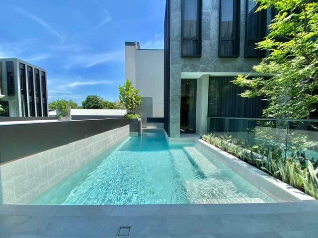 ให้เช่าพูลวิลล่า 3 ชั้น Bugaan Pattanakarn สไตล์ Modern Luxury 700 ตรม. 5 ห้องนอน ซอยพัฒนาการ32 พร้อมลิฟต์แก้ว สระว่ายน้ำในบ้าน